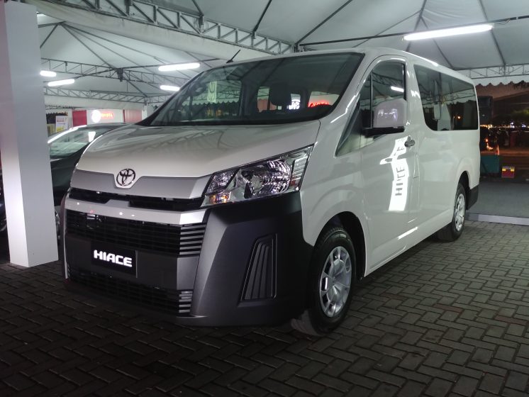 Sewa Toyota Hiace Commuter Jombang - MDL Garage